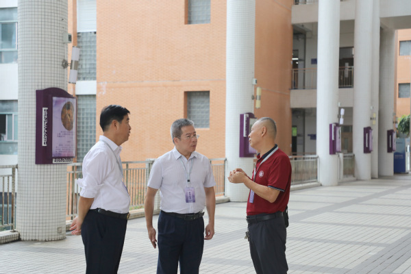 校领导了解巡查课室周边环境(摄影 涂昌鹏) 校领导了解巡查课室周边环境(摄影 涂昌鹏)